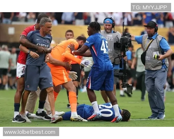 英超激战巴黎圣日耳曼狂胜那不勒斯四球绝杀瞬间引发全场沸腾