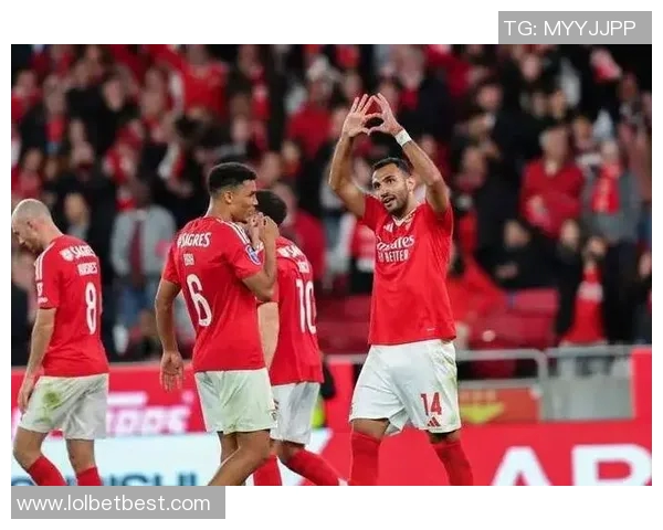 国王杯激战曼联与本菲卡平局点球大战引发全场热烈反响